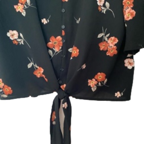 Brand new never worn! Tie front, cap sleeve shirt. Lush, size small - Picture 2 of 4